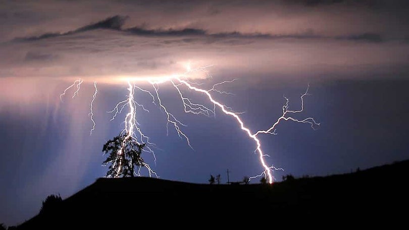 Imagem de Raio deita abaixo a energia