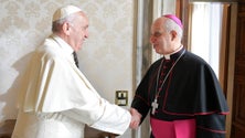Imagem de Bispo recebe enviado do Papa Francisco