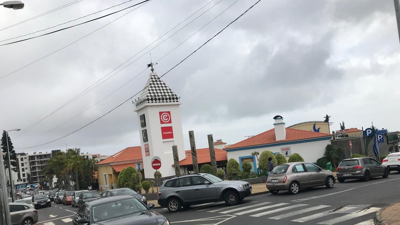 Imagem de Trânsito condicionado na zona da Madeira Shopping