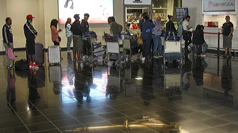 Imagem de Portugueses tentam embarcar com testes falsos