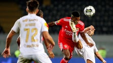 Imagem de Benfica tropeça em Guimarães com exibição modesta