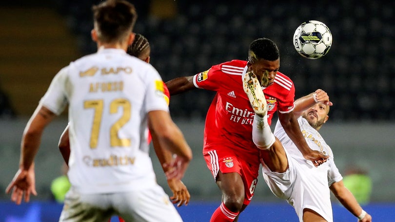 Imagem de Benfica tropeça em Guimarães com exibição modesta