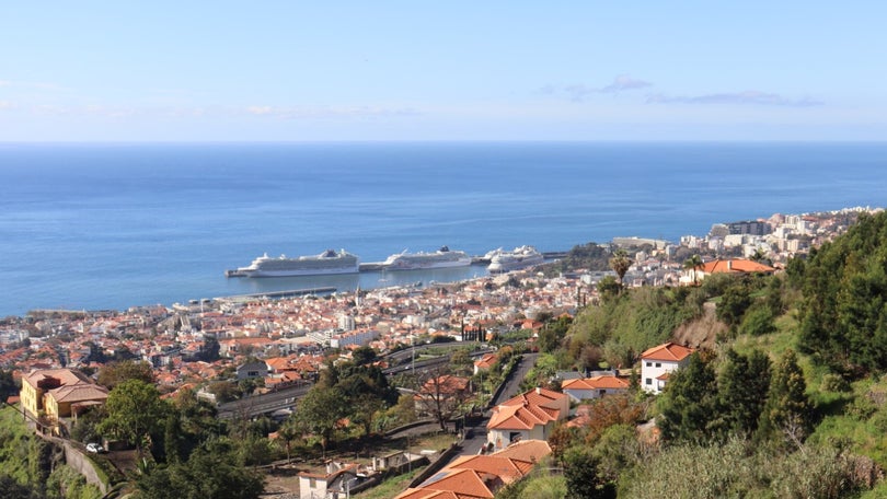 Imagem de Porto do Funchal lotado com quatro navios e mais de 10 000 pessoas