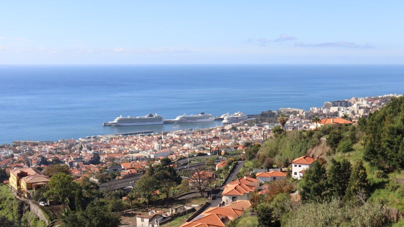 Porto do Funchal lotado com quatro navios e mais de 10 000 pessoas