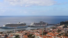 Imagem de Dois paquetes e 8 mil turistas no Porto do Funchal