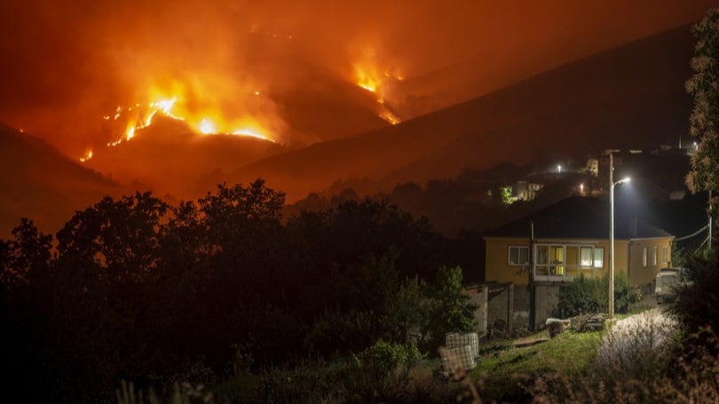 Três mil retirados de casa devido aos incêndios