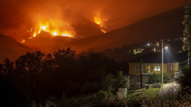 Imagem de Três mil retirados de casa devido aos incêndios