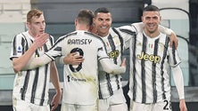 Imagem de Ronaldo marca mais dois golos