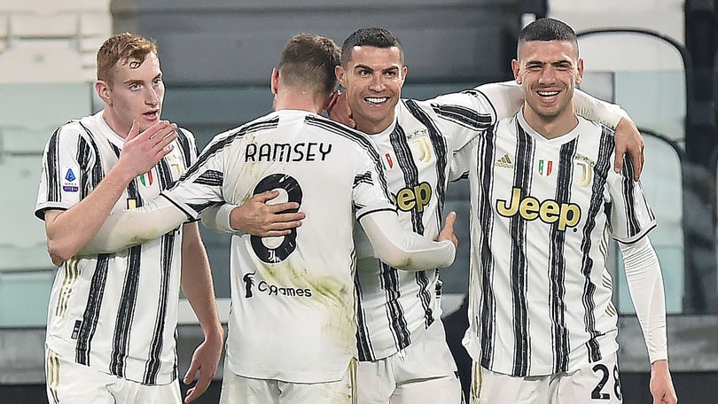 Imagem de Ronaldo marca mais dois golos