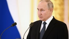 Imagem de Zelensky e Putin visitam respetivas tropas na linha da frente