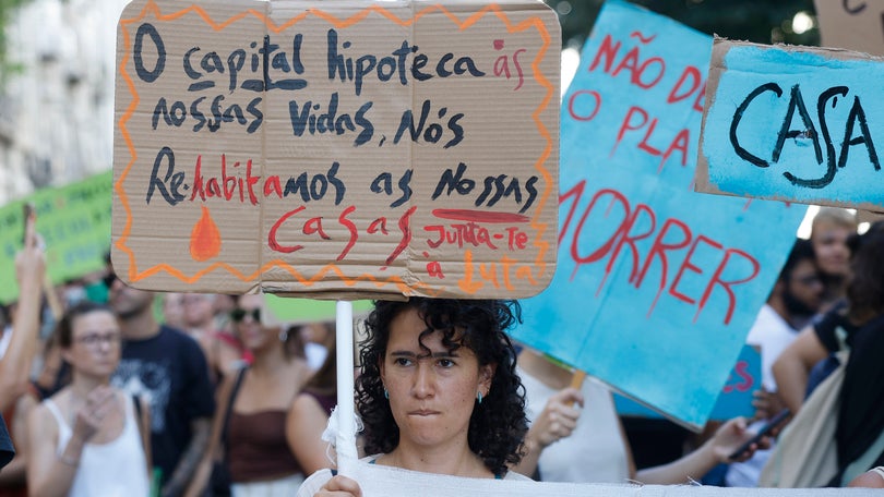 Imagem de Habitação: Pelo menos oito mil manifestantes preenchem rua de Santa Catarina no Porto