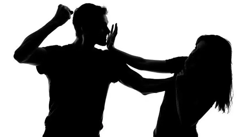 Девушки с большими подушками. Женщина и мушина подушка. Бить подушку. Ударить девушку во сне. Бой подушками.