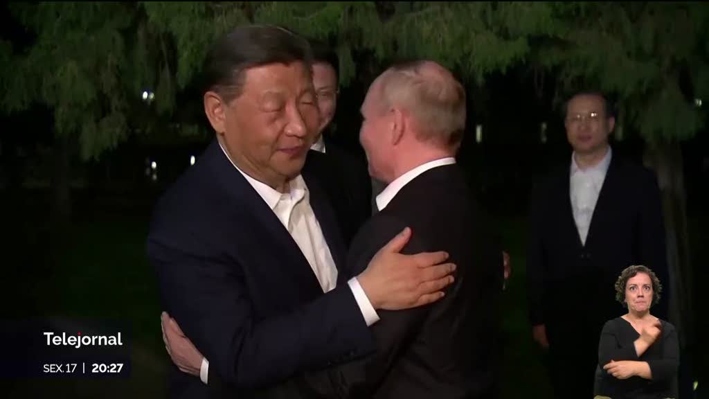 Abraço selou visita de Vladimir Putin a Xi Jinping
