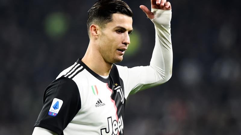 Imagem de Ronaldo substituído no jogo 1.000 da carreira