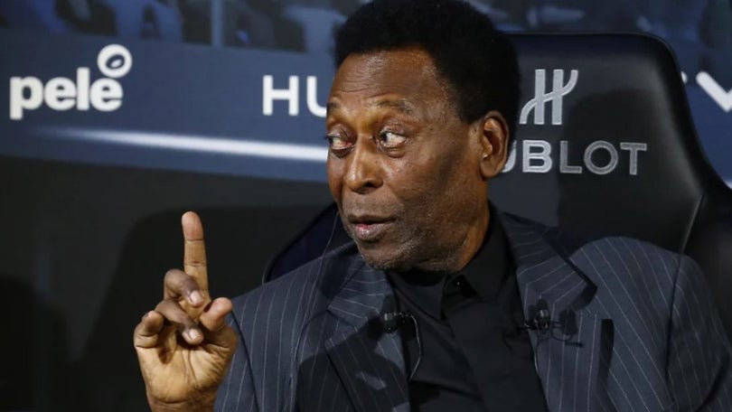 Pelé deixa cuidados intensivos após operação