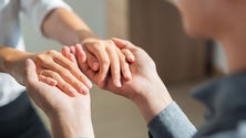 Imagem de 20 cuidadores familiares de pessoas com demência estão a ser apoiados (áudio)
