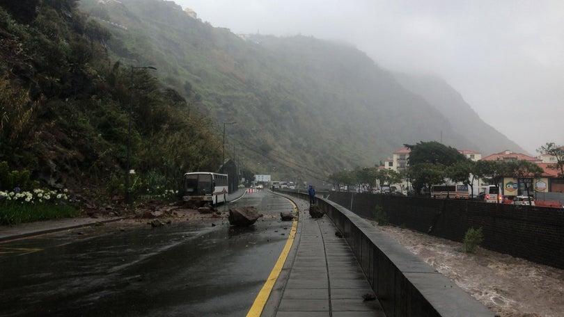 Imagem de Depressão Óscar aproxima-se do continente e traz chuva forte e trovoada