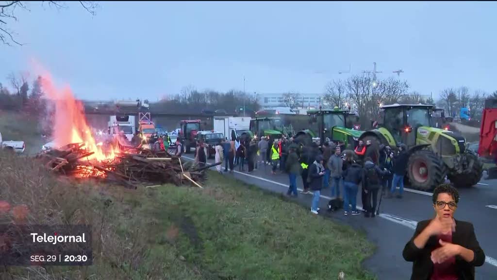 Protesto em França. Camiões portugueses retidos devido aos bloqueios