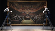 Imagem de Óleo de Banksy com chimpanzés na Câmara dos Comuns atinge valor recorde de 11ME