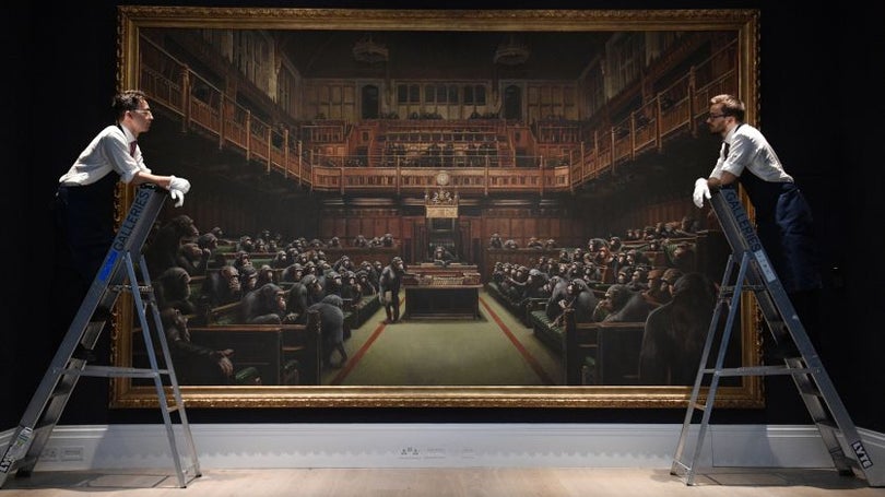 Imagem de Óleo de Banksy com chimpanzés na Câmara dos Comuns atinge valor recorde de 11ME