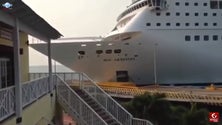 MSC Armonia embate no cais ao chegar às Honduras