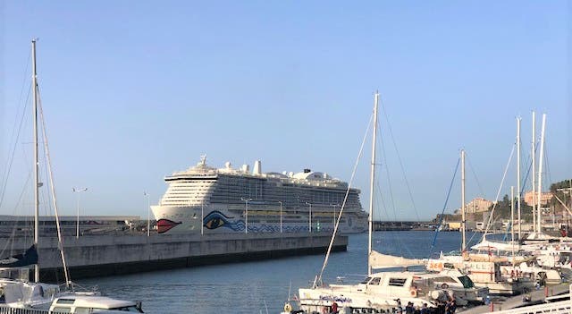 Porto do Funchal com um navio que traz 6 991 pessoas