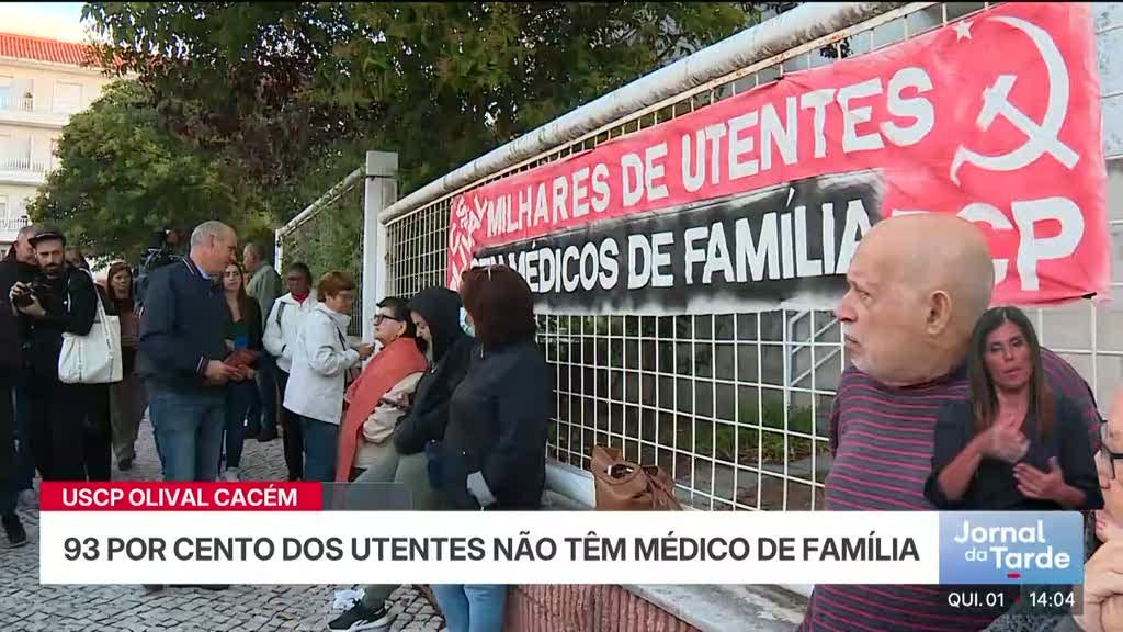 Imagem de Raimundo ouve queixas de utentes  do centro de saúde do Olival no Cacém