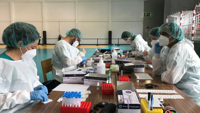 Imagem de Três alunos da Jaime Moniz acusam positivo