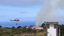 Imagem de Helicóptero ajuda a combater incêndio nos Prazeres