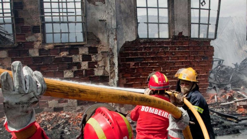 Incêndio destrói estaleiro no Pico do Facho