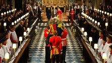 Imagem de Caixão da monarca foi baixado na Capela de São Jorge em Windsor