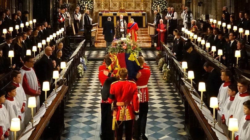 Imagem de Caixão da monarca foi baixado na Capela de São Jorge em Windsor