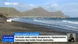 Mar leva areia e algumas dunas da praia do Porto Santo