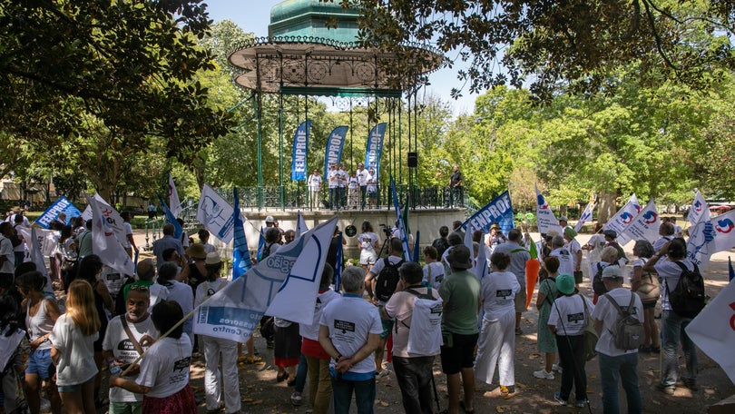 Centenas de professores pedem valorização da profissão ao Governo