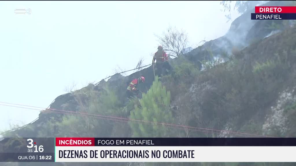 Boelhe. Bombeiros, populares e helicópteros lutam contra as chamas