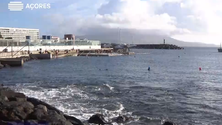 Banhistas acorrem à piscina do Pesqueiro, em Ponta Delgada (Vídeo)