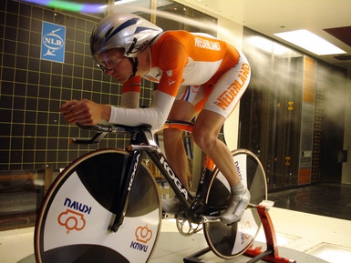 Theo Bos aqui a experimentar uma nova bicicleta 