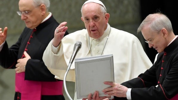 Imagem de Papa Francisco manifesta vergonha pela «longa incapacidade da igreja»