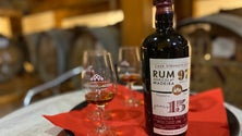 Imagem de 11.200 toneladas de cana sacarina estão a ser transformados em mel e rum (áudio)
