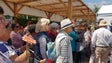 Mais de 450 idosos constroem muro da solidariedade