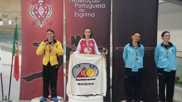 Lara Luís é campeã regional de iniciados femininos no esgrima