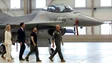 Primeiros F-16 para formação de pilotos ucranianos chegam à Roménia