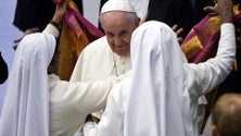 Imagem de Papa Francisco afirma que violência contra mulheres é um ultraje a Deus