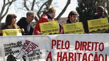 Imagem de Vinte pessoas manifestaram-se frente ao Conselho de Ministros pelo direito à habitação
