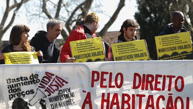 Imagem de Vinte pessoas manifestaram-se frente ao Conselho de Ministros pelo direito à habitação