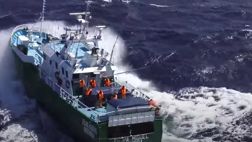 Imagem de Oito tripulantes resgatados ao largo de São Miguel após incêndio em barco de pesca