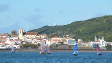 Imagem de Surf na Praia da Vitória voltou a ser condicionado pela bom tempo (Vídeo)