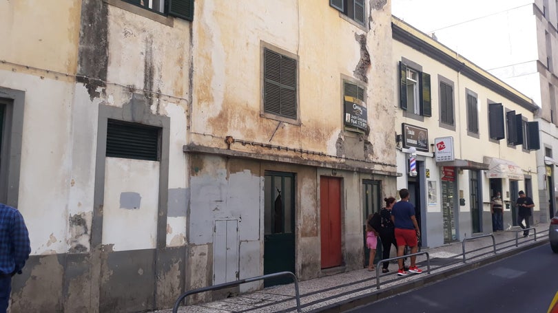 Interior de prédio devoluto desaba na Rua do Ribeirinho de Baixo