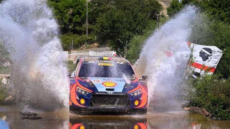 Neuville vence Rali da Sardenha e dedica vitória a Craig Breen