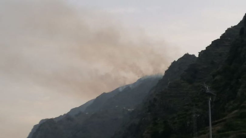 Incêndio florestal em curso com várias frentes ativas na zona da Trompica